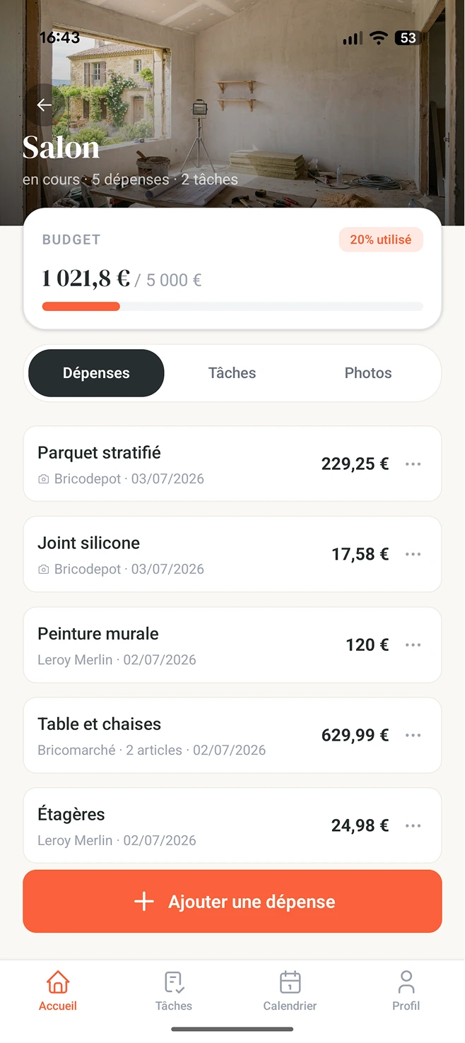 Écran du salon : budget prévu de 5 000 euros et liste des dépenses, dont le parquet et la peinture.